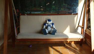 Nao le robot dans la balancelle